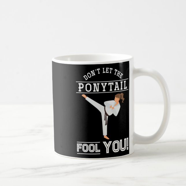 Taza De Café Dont Let The Ponytail Fool You Funny Karateist Gir (Derecha)