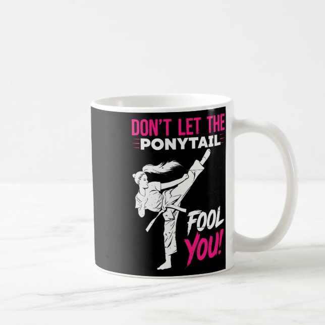 Taza De Café Don't Let The Ponytail Fool You Karate Funny Karat (Derecha)