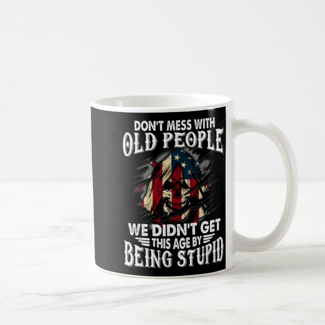 Taza De Café Don't Mess With Old People We Didn't Get This Age  (Derecha)