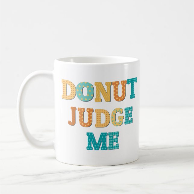 Taza De Café Donut Judge Funny Monogram Qoute (Izquierda)