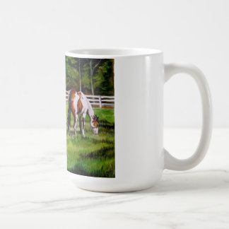 Taza De Café Dos caballos de la pintura que pastan