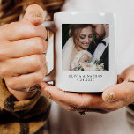 Taza De Café Dos fotos | Aniversario de la boda personalizada<br><div class="desc">Este sencillo y elegante tazón es el recuerdo perfecto para recordar su día de bodas,  o para celebrar un aniversario especial. Puedes añadir dos de tus fotos románticas favoritas,  más tus nombres y la fecha de tu matrimonio u otro día especial.</div>