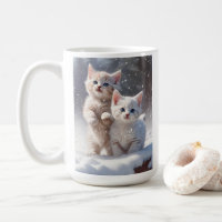 Dos gatitos con ojos azules jugando en la nieve