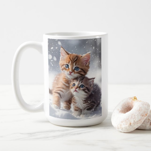 Taza De Café Dos gatitos de tabby jugando con un saludo en blan (Con donut)