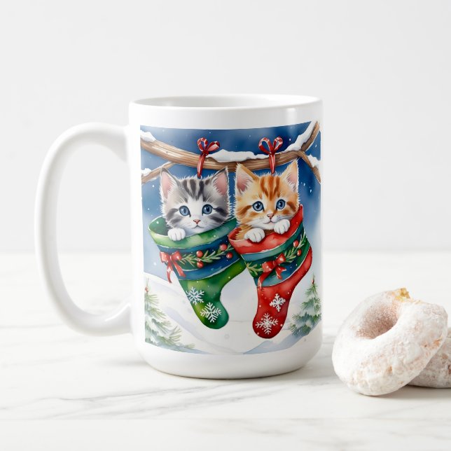 Taza De Café Dos gatitos en medias de Navidades en la nieve (Con donut)
