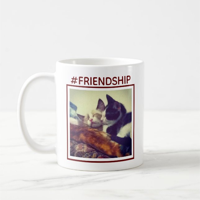 Taza De Café Dos gatitos manchados de fotos hashtag de amistad (Izquierda)