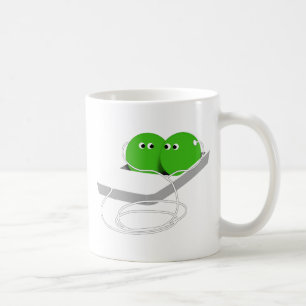 Taza De Café Dos Guisantes En Un Pod