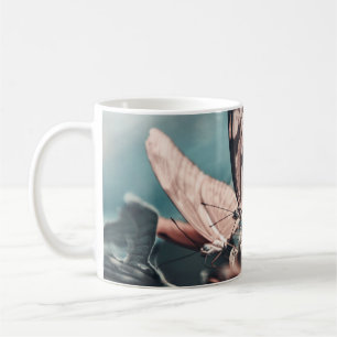 TAZA DE CAFÉ DOS MARIPOSAS MARRÓN Y NEGRO EN LA PARTE SUPERIOR