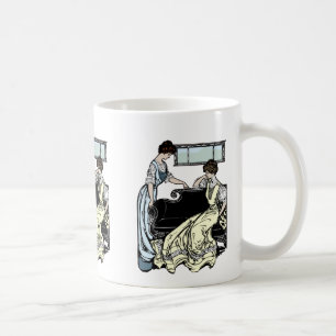 Taza De Café Dos mujeres con largas vestimentas café Mug
