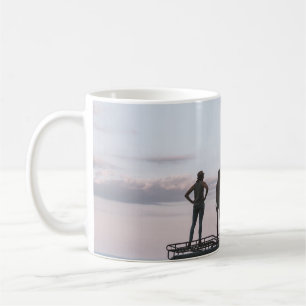 Taza De Café Dos mujeres en el techo del auto