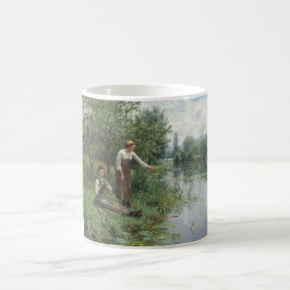 Taza De Café Dos mujeres pescando en la hierba junto al río