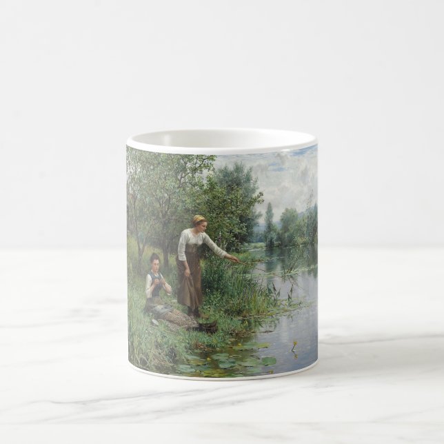 Taza De Café Dos mujeres pescando en la hierba junto al río (Centro)