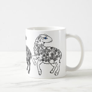 Taza De Café Dos ovejas blancas, una oveja negra arte popular