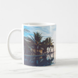 Taza De Café Dos personas al lado de la piscina