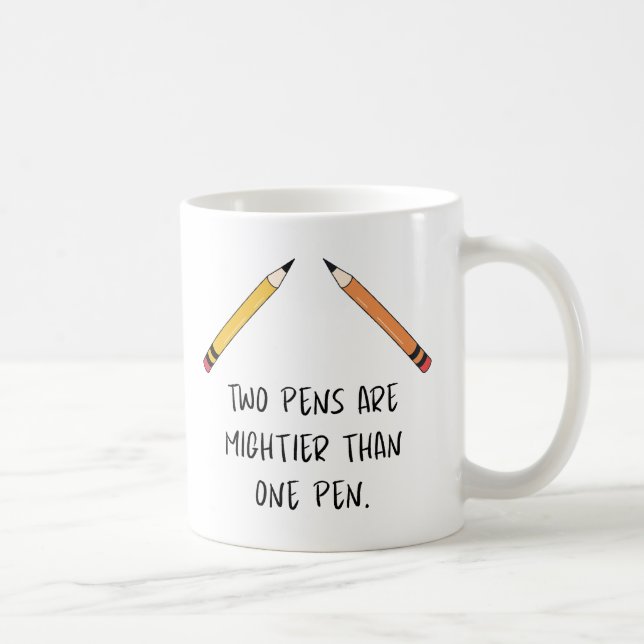 Taza De Café Dos plumas son más poderosas que una pluma (Derecha)