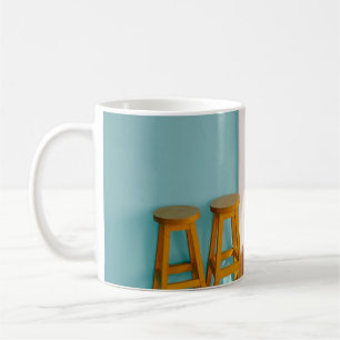 Taza De Café Dos taburetes amarillos de bar de madera
