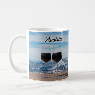Taza De Café Dos vasos de vino tinto contra las montañas