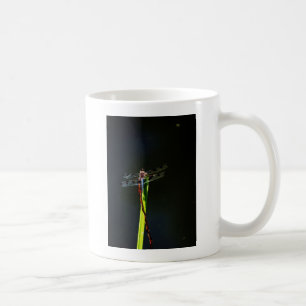 Taza De Café Dragonfly azul y negro sobre hierba verde y roja
