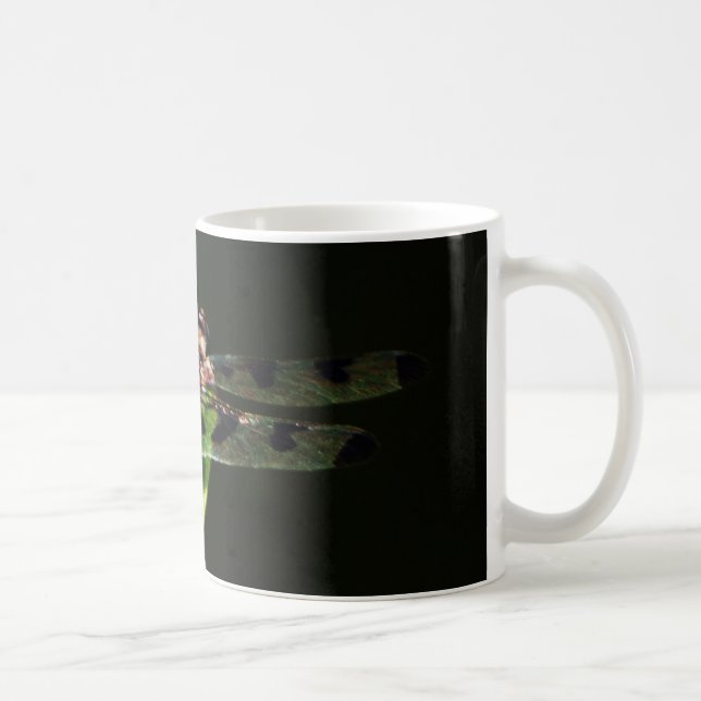 Taza De Café Dragonfly azul y negro sobre hierba verde y roja (Derecha)
