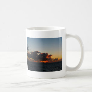 Taza De Café Dramático cielo marino al amanecer