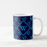 Taza De Café DREIDEL Happy Hanukkah Hebreo BLUE CYYAN Monograma<br><div class="desc">Elegante BOMG color azul marino de medianoche para celebrar HANUKKAH. Tema de color azul marino y azul cian con todas las huellas de DREIDEL cian. Hay un monograma de personalizable en la parte delantera y un texto de marcador de posición de personalizable en la parte posterior que dice ח נ...</div>