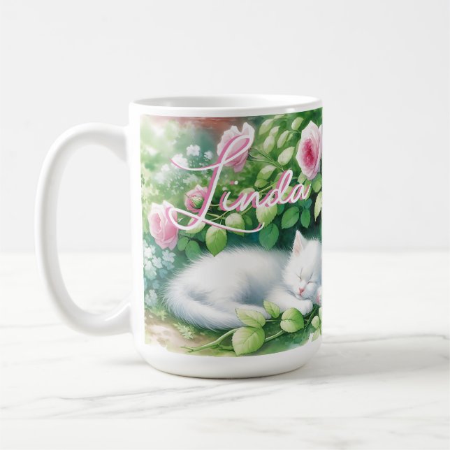 Taza De Café Dulce Napping White Kitten bajo un Bush Rosa (Izquierda)