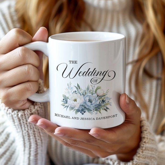 Taza De Café Dusty Blue Floral White Favor de la boda (Elegant dusty blue floral wedding favor mug)