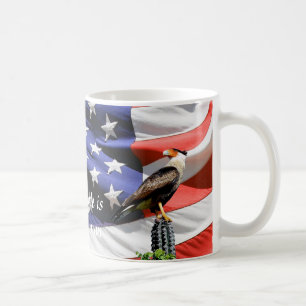 Taza De Café Eagle en un cactus delante de la bandera de los