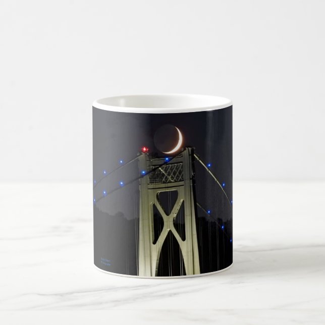 Taza De Café Earthshine Crescent Moon en un puente (Centro)