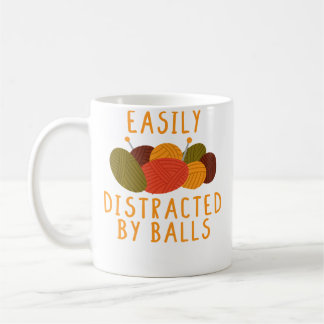 Taza De Café Easily Distracted By Balls Funny Crocheting Knitti