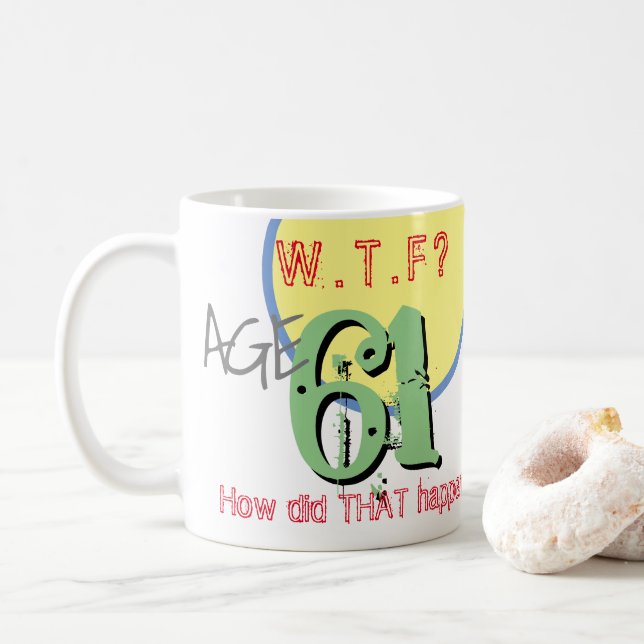 Taza De Café Edad 61. ¿QUÉ PASA? ¡Cómo sucedió eso! Coffee Mug (Con donut)