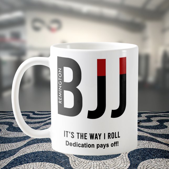 Taza De Café Edición personalizada del cinturón negro de BJJ Ji (Personalized BJJ white coffee with jiu jitsu gym in background)