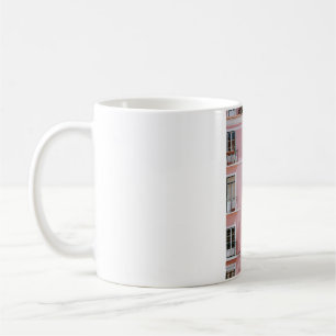 TAZA DE CAFÉ EDIFICIO COMERCIAL DE CONCRETO ROSA CERCA DE ÁRBO