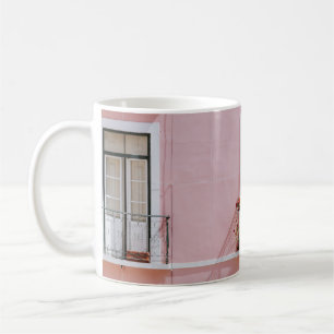 TAZA DE CAFÉ EDIFICIO COMERCIAL DE CONCRETO ROSA CERCA DE ÁRBOL
