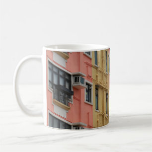 TAZA DE CAFÉ EDIFICIO DE CONCRETO AMARILLO Y ROJO BAJO LA NUBE 