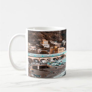 TAZA DE CAFÉ EDIFICIO DE CONCRETO BLANCO CERCA DEL CUERPO DE AG