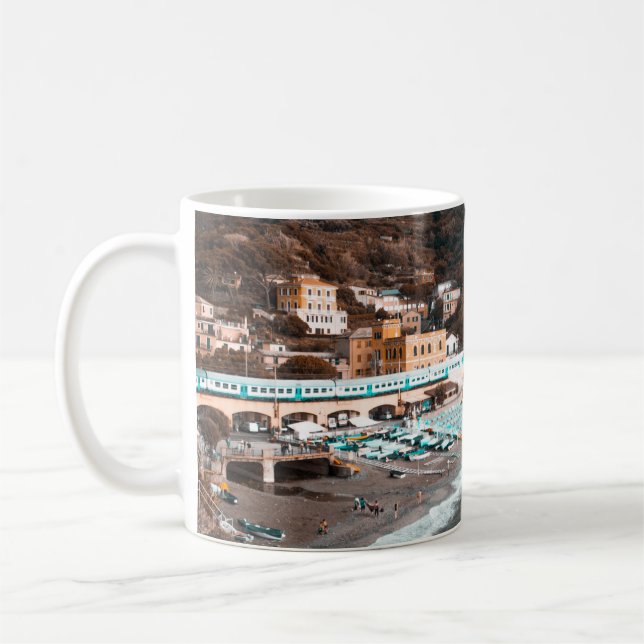 TAZA DE CAFÉ EDIFICIO DE CONCRETO BLANCO CERCA DEL CUERPO DE AG (Izquierda)