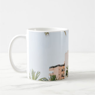 TAZA DE CAFÉ EDIFICIO DE CONCRETO BLANCO JUNTO A LA PALMERA VER