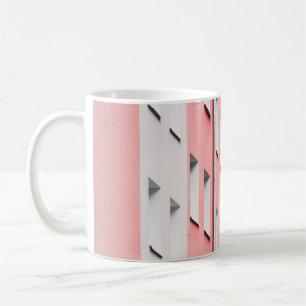 TAZA DE CAFÉ EDIFICIO DE CONCRETO BLANCO Y ROSA