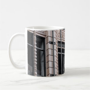 TAZA DE CAFÉ EDIFICIO DE CONCRETO MARRÓN CON VENTANAS DE VIDRI