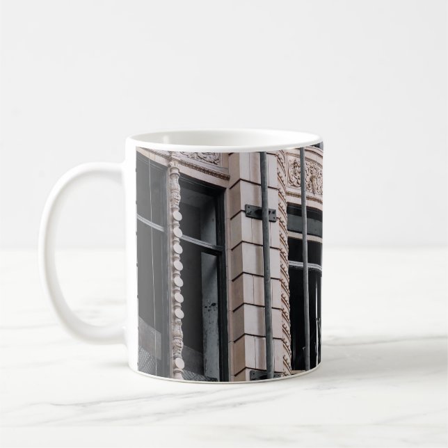 TAZA DE CAFÉ EDIFICIO DE CONCRETO MARRÓN CON VENTANAS DE VIDRIO (Izquierda)