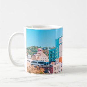TAZA DE CAFÉ EDIFICIO DE CONCRETO MARRÓN Y BLANCO BAJO CIELO A