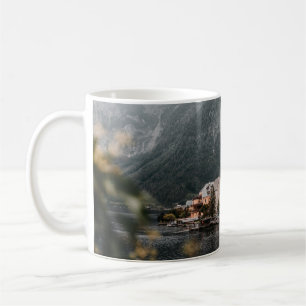 TAZA DE CAFÉ EDIFICIO DE CONCRETO MARRÓN Y BLANCO CERCA DEL CUE