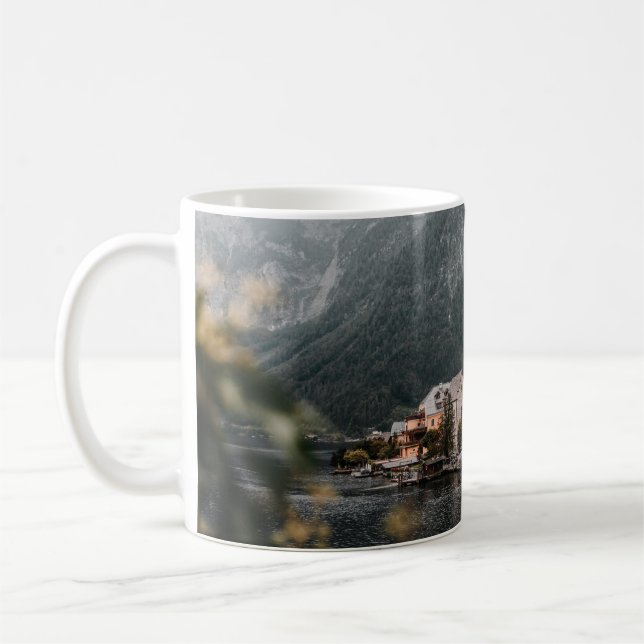TAZA DE CAFÉ EDIFICIO DE CONCRETO MARRÓN Y BLANCO CERCA DEL CUE (Izquierda)