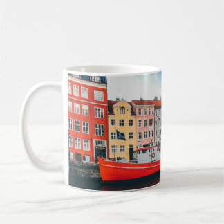TAZA DE CAFÉ EDIFICIO DE CONCRETO ROJO Y BLANCO