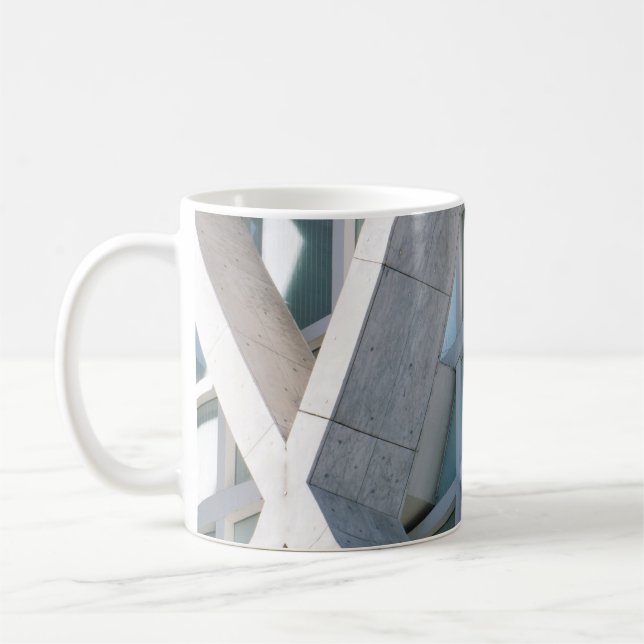 Taza De Café Edificio de hormigón gris durante el día (Izquierda)