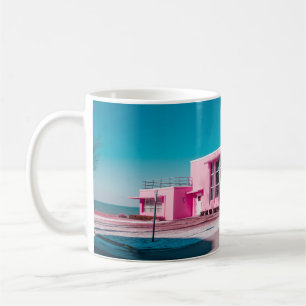 Taza De Café Edificio de hormigón rosa bajo un cielo azul clar
