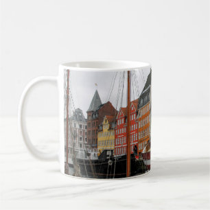 TAZA DE CAFÉ EDIFICIOS COLORIDOS JUNTO AL RÍO