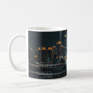 TAZA DE CAFÉ EDIFICIOS DE LA CIUDAD DURANTE LA NOCHE