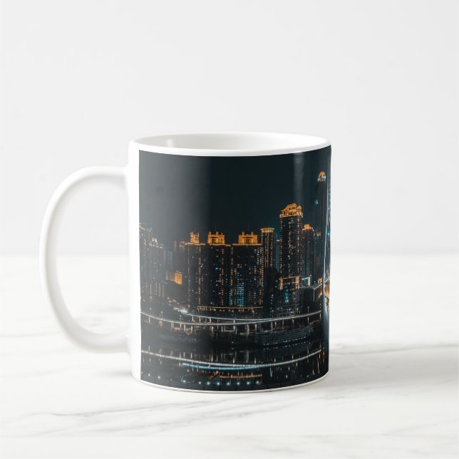 TAZA DE CAFÉ EDIFICIOS DE LA CIUDAD DURANTE LA NOCHE (Izquierda)